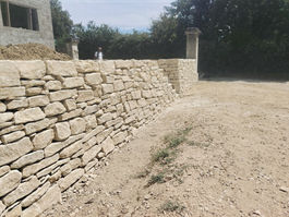 Mur de soutènement et escalier en pierre sèche