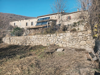 Restauration d'un mur en pierre sèche dans la Drôme