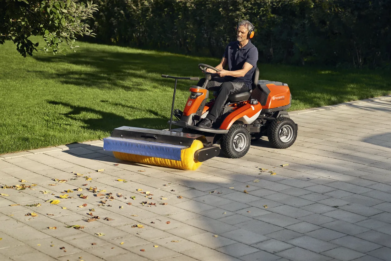 husqvarna-rider-r-316tsx-awd-jakob-hug-ag