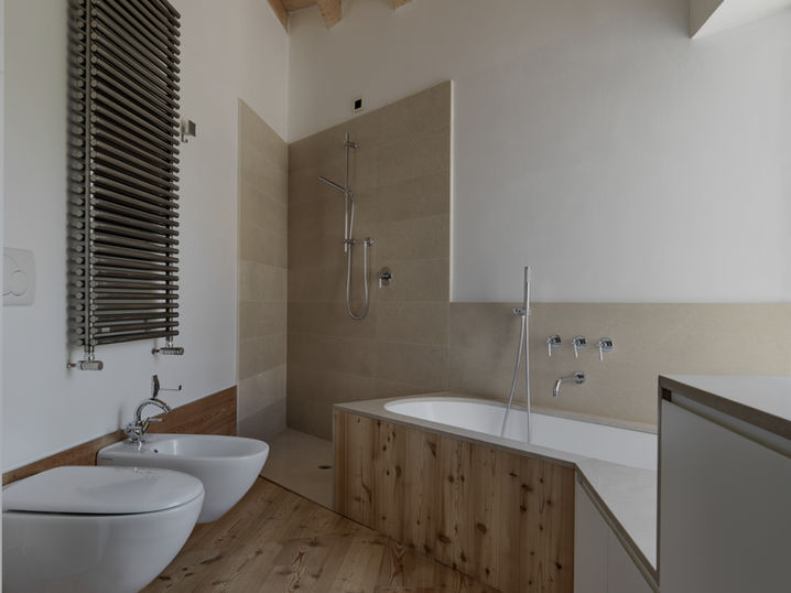 Modernes Badezimmer mit Holzboden und freistehender Badewanne