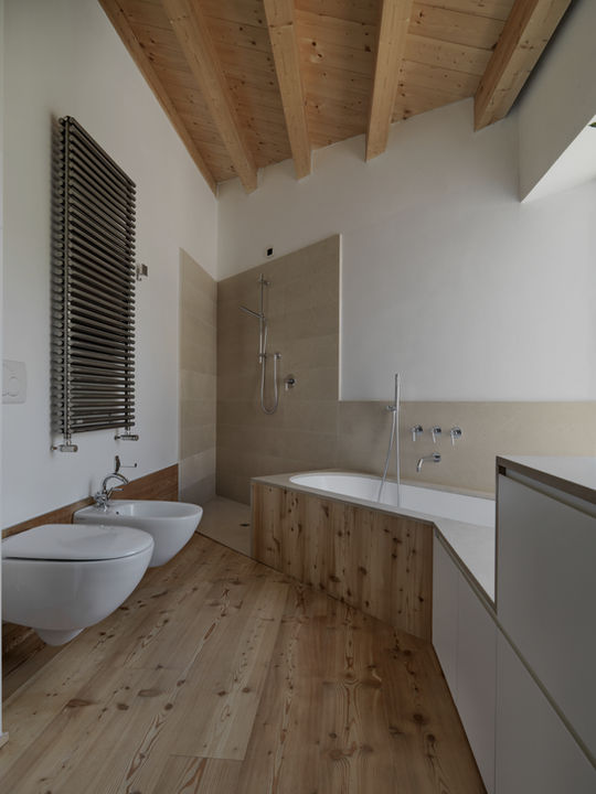 Modernes Badezimmer mit Holzboden und freistehender Badewanne