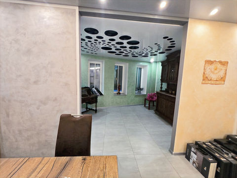 Modernes Zimmer mit Design-Decke