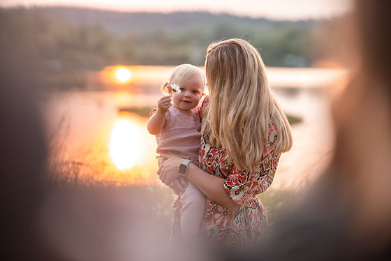 ungestellte Familien- und Kinderfotografie in natürlichem Licht draussen