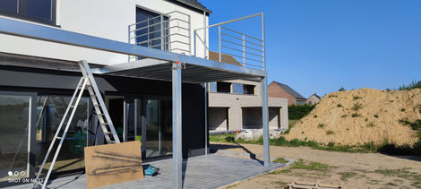 Terrasse métal sur mesure à Mons, création Jonsteel ferronnerie