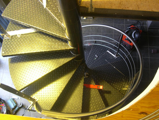 escalier hélicoïdal sur mesure , création Jonsteel ferronnerie