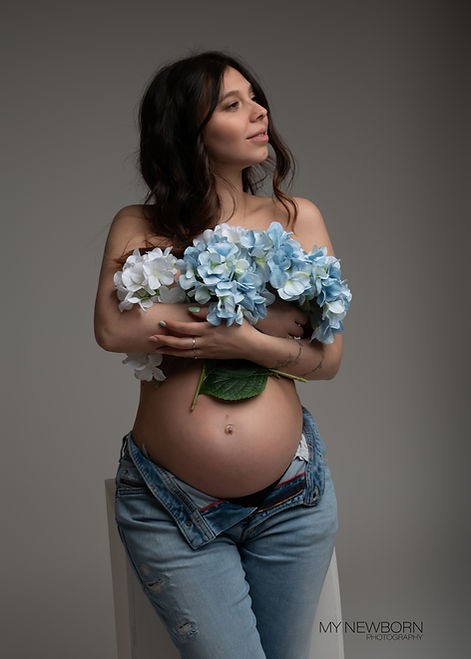 Foto della mamma in dolce attesa con fiori