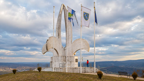 Spomenik Ljiljan, 17 Meter hohes Denkmal der Bosnischen Lilie auf dem Hügel Ćojluk bei Bosanska Krupa.