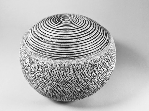 Black and white crackle H 15cm D 12cm