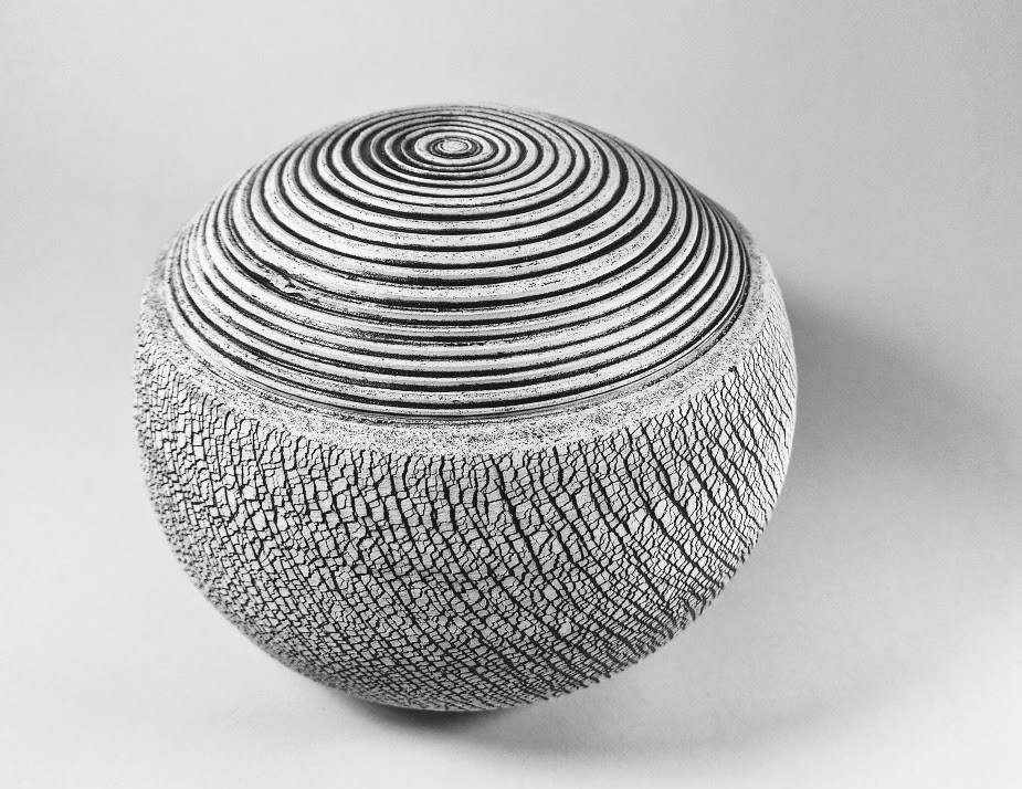 Black and white crackle H 15cm D 12cm