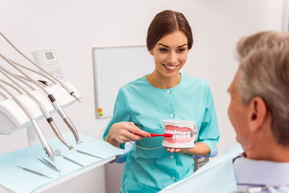 Dentista explica cepillado con su paciente