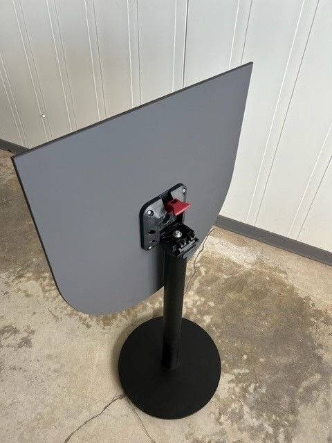 Thumbnail: Bis table neither round nor square by Maxime Lis