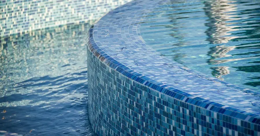 Hồ bơi lát gạch Mosaic phản quang khá được ưa chuộng hiện nay. Nguồn: Sưu tầm.