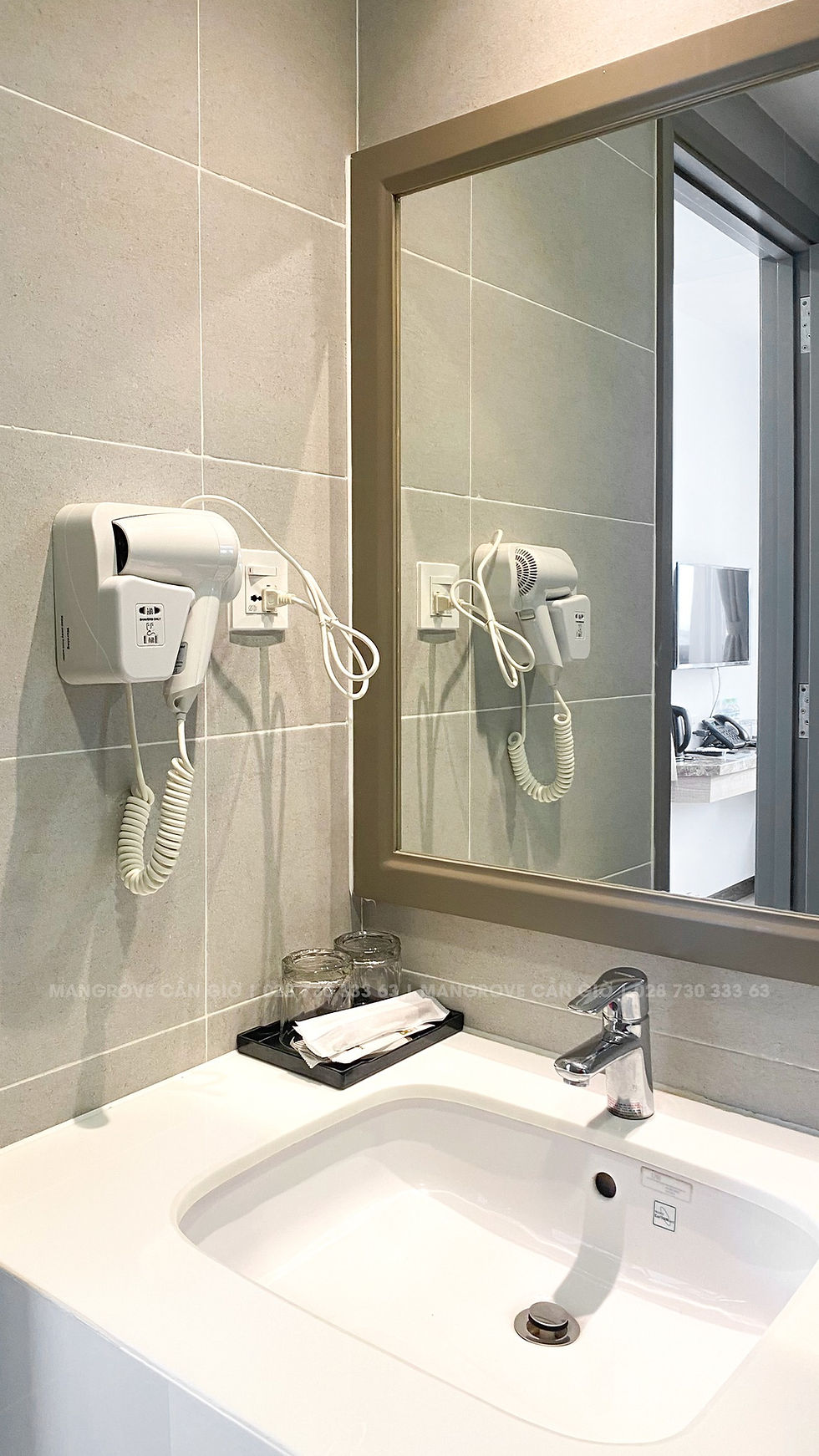 Phòng tắm là khu vực ẩm ướt, cần tuân thủ các yếu tố an toàn khi bố trí ổ cắm điện.