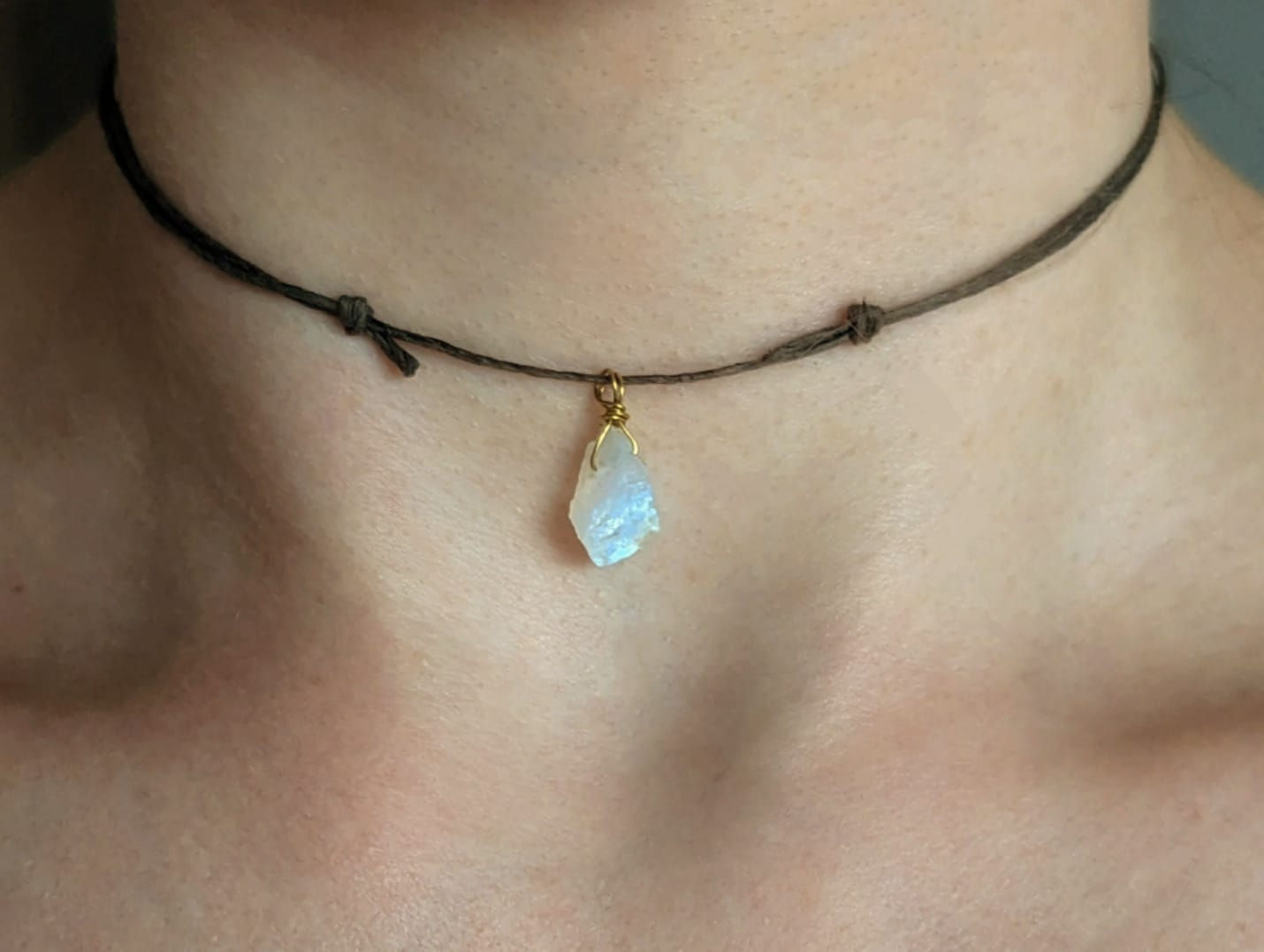 Hanfkette mit rohem Mondstein-Anhänger 