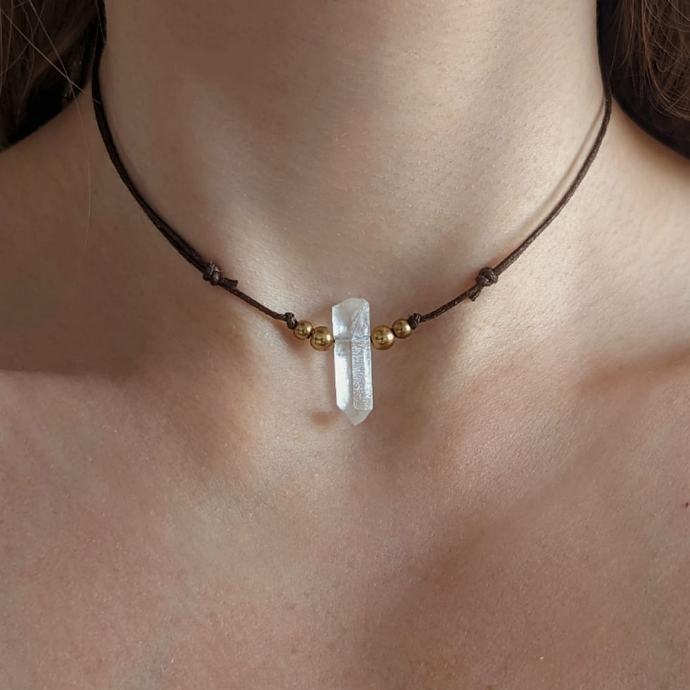 Miniaturbild: Baumwollkette mit einem rohen Bergkristall und Messingperlen 