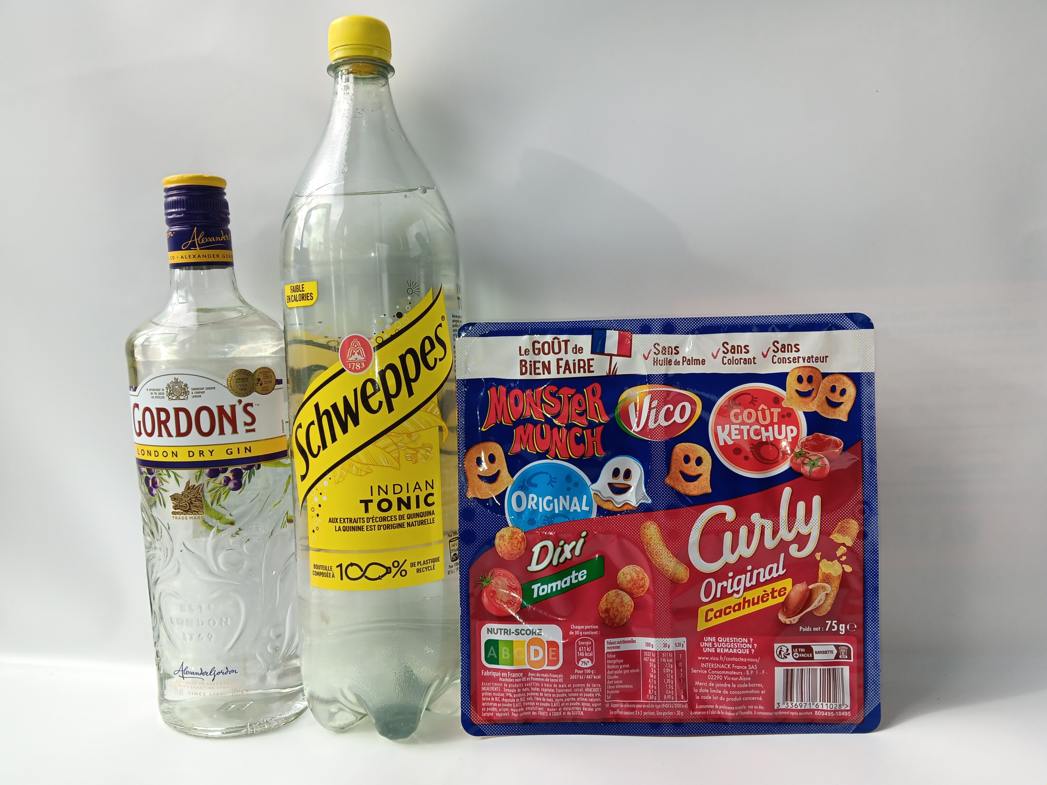 Gordon’s Gin 70cl +1 Schweppes Tonic 1,5l + Curly Club 90g.
