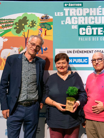 Photo du lauréat et du remettant