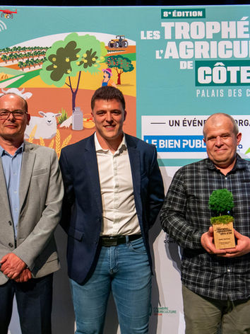 Photo du lauréat et du remettant