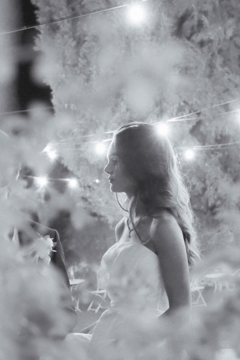 Braut im Profil bei Lichterketten am Abend – stimmungsvolle Hochzeitsfotografie Berlin