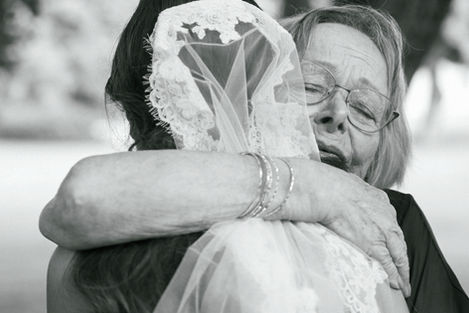 Oma umarmt die Braut mit Freudentränen nach der Trauung – emotionale Hochzeitsfotografie Berlin