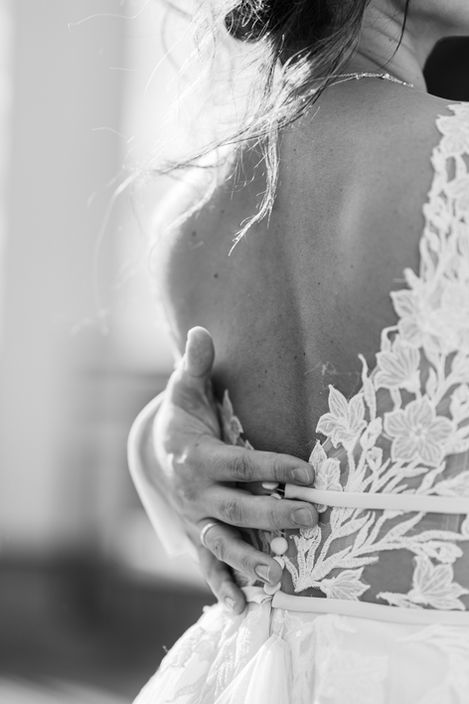 Bräutigam hält Braut am Rücken beim Hochzeitstanz – Hochzeitsfotografie Berlin