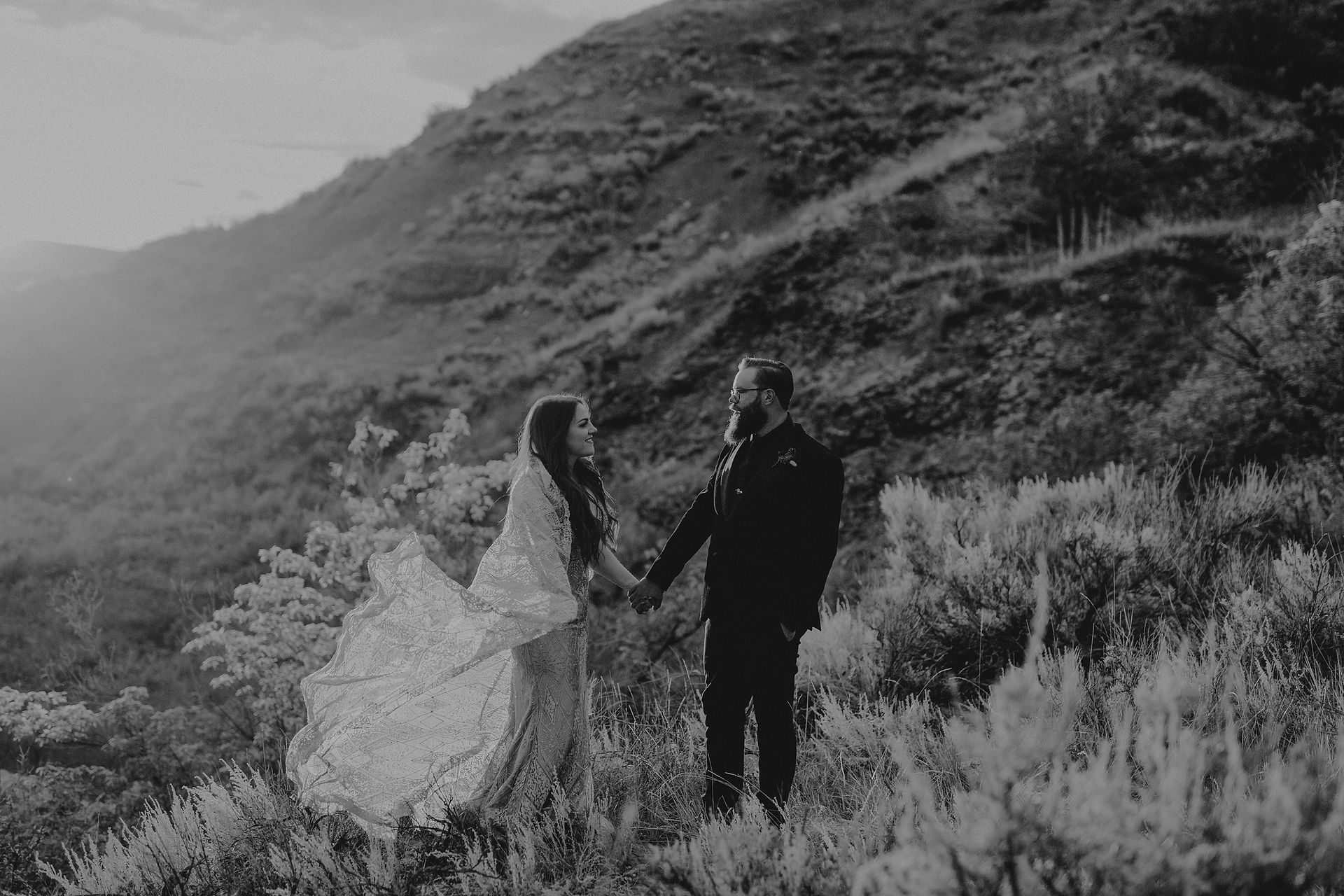 dessert bridal couple at golden hour- Black and white