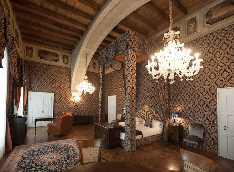 relais & chateaux castello di guarene interior