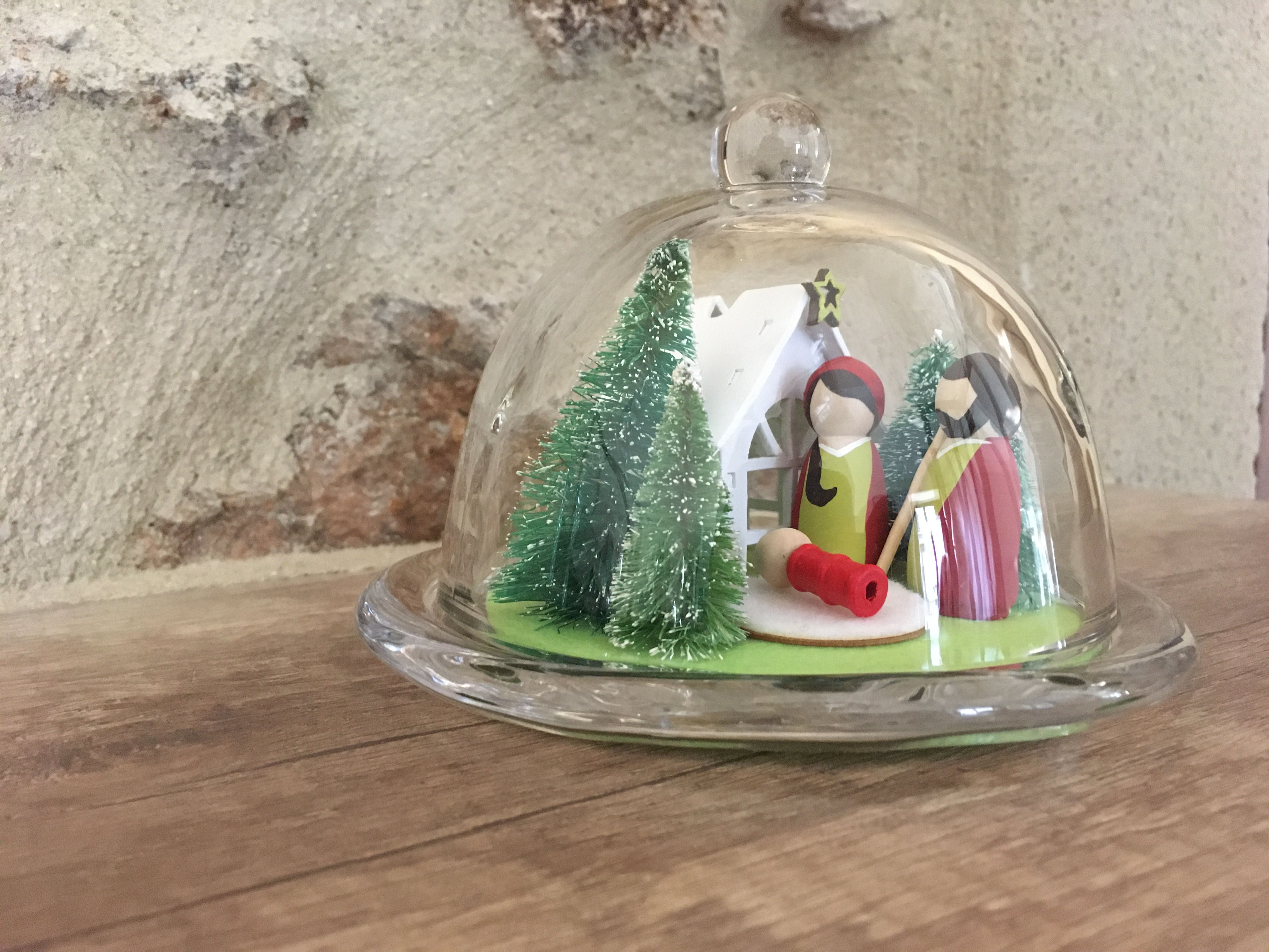 Crèche sous cloche - Vert anis & Rouge