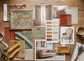 Planche d'inspiration (moodboard) pour un projet de décoration d'intérieur à Lorgues. Vue de dessus sur une table en bois avec des échantillons de tissus d'ameublement haut de gamme (velours, motifs floraux), un nuancier terracotta et vert, et des inspirations pour la création de rideaux sur mesure et la réfection de fauteuils dans le Var.