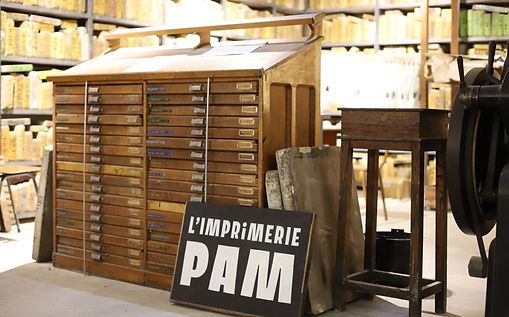Mobilier historique de l'ancienne imprimerie de La PAM à Brest, lieu de vie culturel accueillant la boutique Juste le magasin.