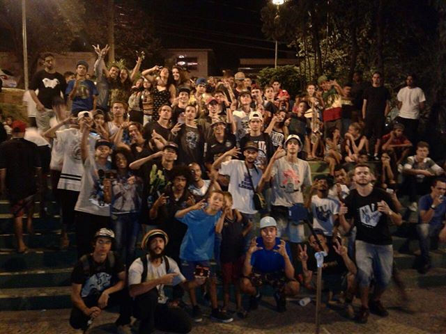 Salve família!! Foto do campeão da ultima batalha (Lele) e toda a galera!!!_Cola com nos!! próxima q