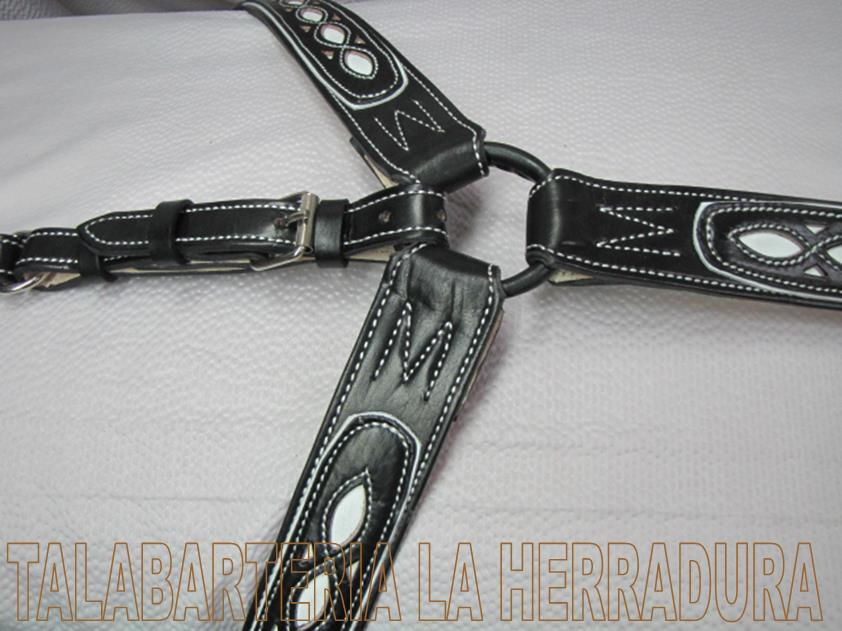 Montura charra cincelada, asiento de borrega natural Montura charra cincelada, asiento de borrega natural