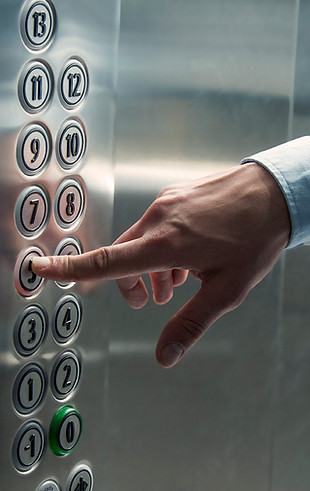 Premendo il pulsante dell'ascensore