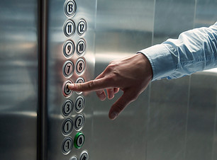 Pressionando o botão do elevador