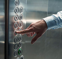 Premendo il pulsante dell'ascensore