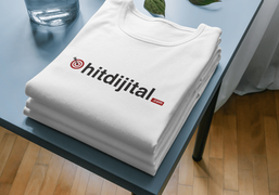 Bu baskılı tshirt, hitdijital.com tarafından mock-up'lanmıştır.
