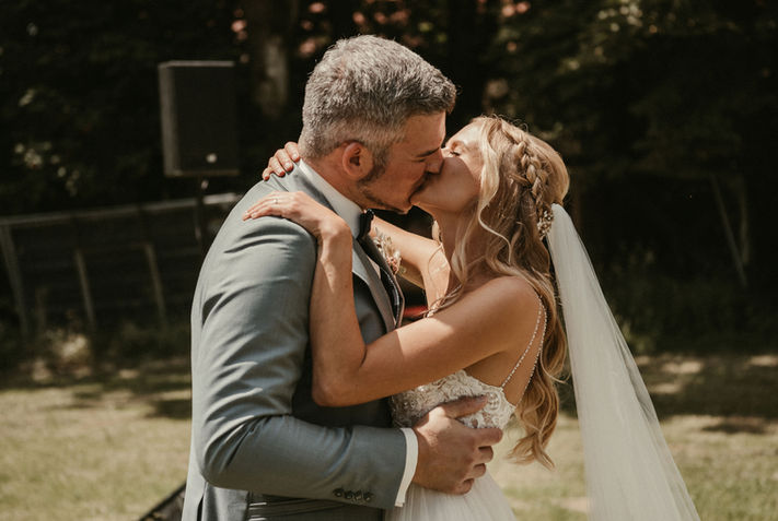  Freie Trauung in Schöngeising, Brautpaar küsst sich, Hochzeitskuss