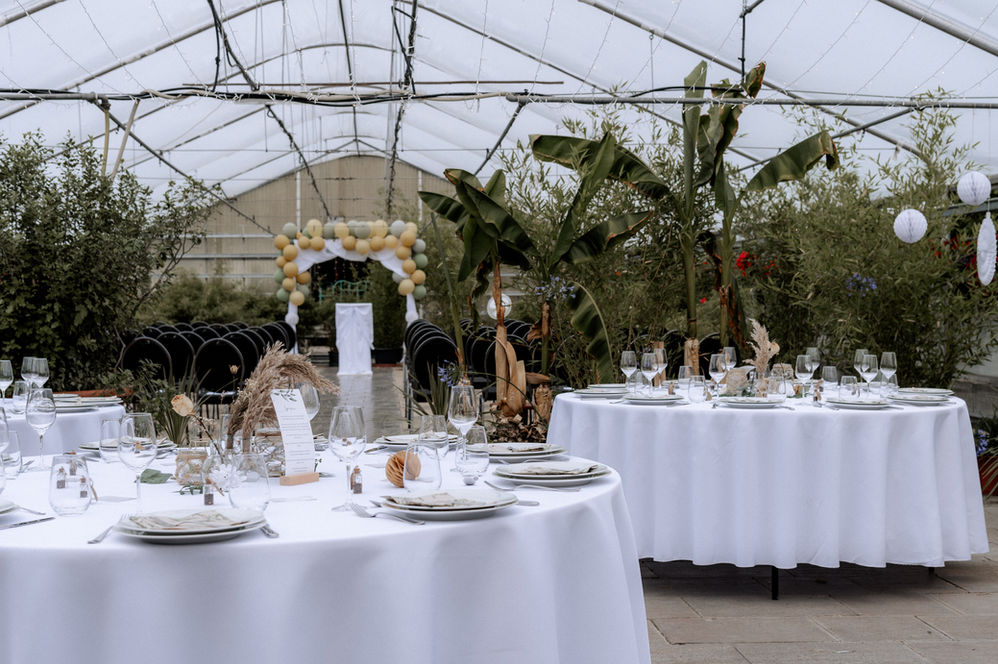 DIY Hochzeit, Freie Trauung Fürstenfeldbruck, gedeckte Tische in einem Gewächshaus