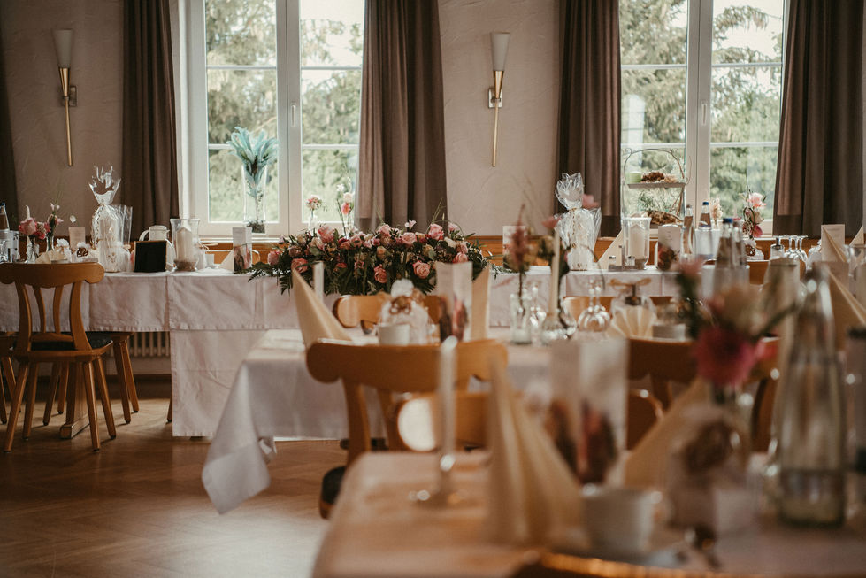 Kirchliche Trauung Erdweg. Der gedeckte Tisch des Brautpaares in einem rustikalen Gasthaus