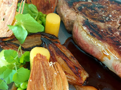 plat entrecote flanbé au pecket, sauce corsée au pecket, échalotte, petit poid.jpeg