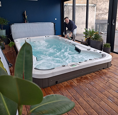 Spa sur une terrasse en bois, contrat d'entretien spa Bluemoonspas