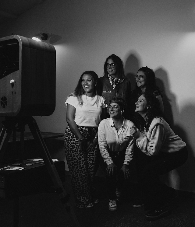 Photo d'un groupe d'invités utilisant le photobooth, illustrant l’aspect convivial et amusant de l’animation.