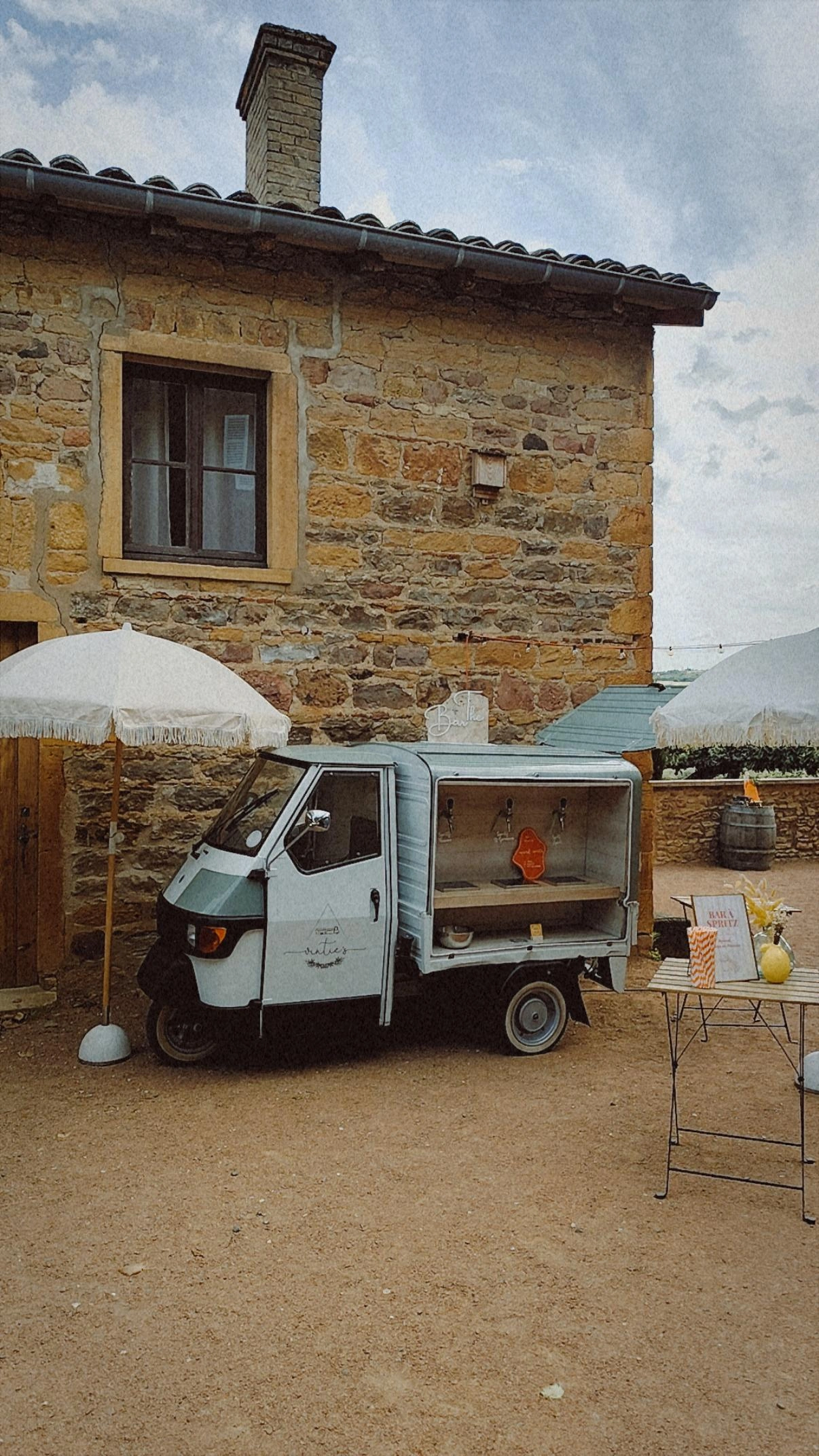 Triporteur bar mobile installé dans la cour d'un domaine de mariage