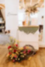 Petit bar mobile en libre-service décoré pour un vin d'honneur intimiste