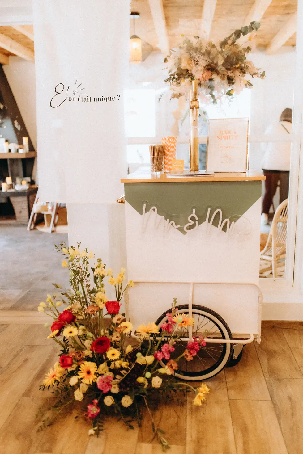 Petit bar mobile en libre-service décoré pour un vin d'honneur intimiste