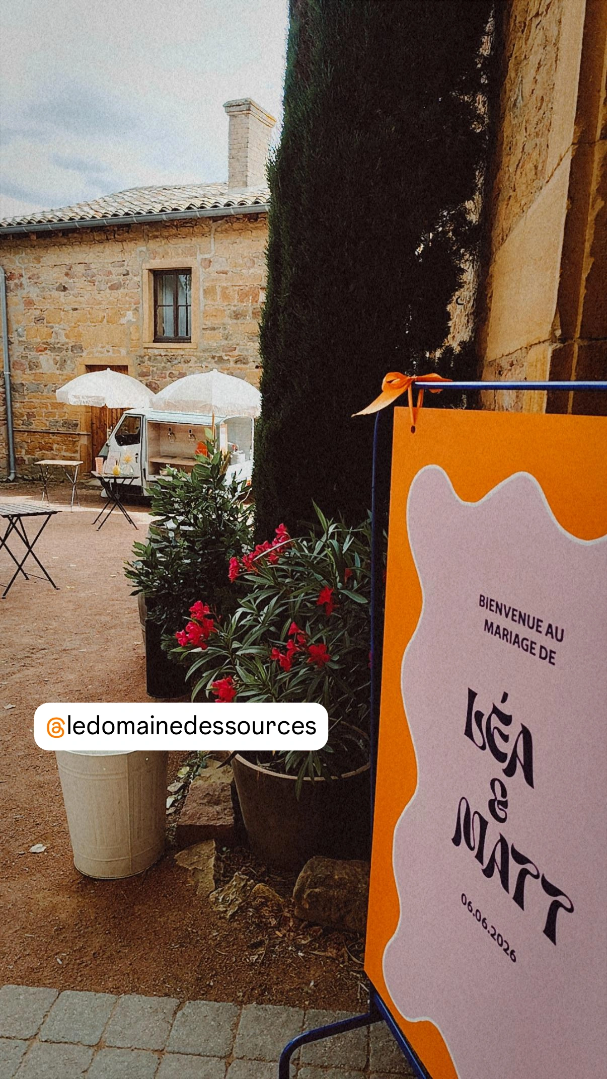 Décoration florale et panneau de bienvenue d'un mariage au Domaine des Sources
