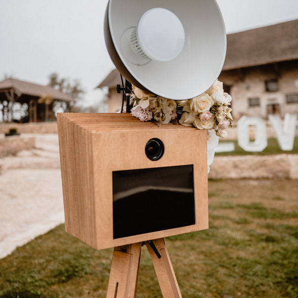 Borne photo design bois naturel, parfaite pour un mariage romantique au Château-vinties
