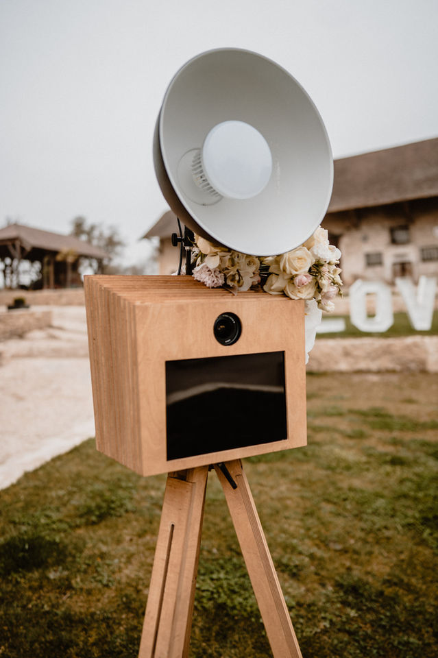 Borne photo design bois naturel, parfaite pour un mariage romantique au Château.