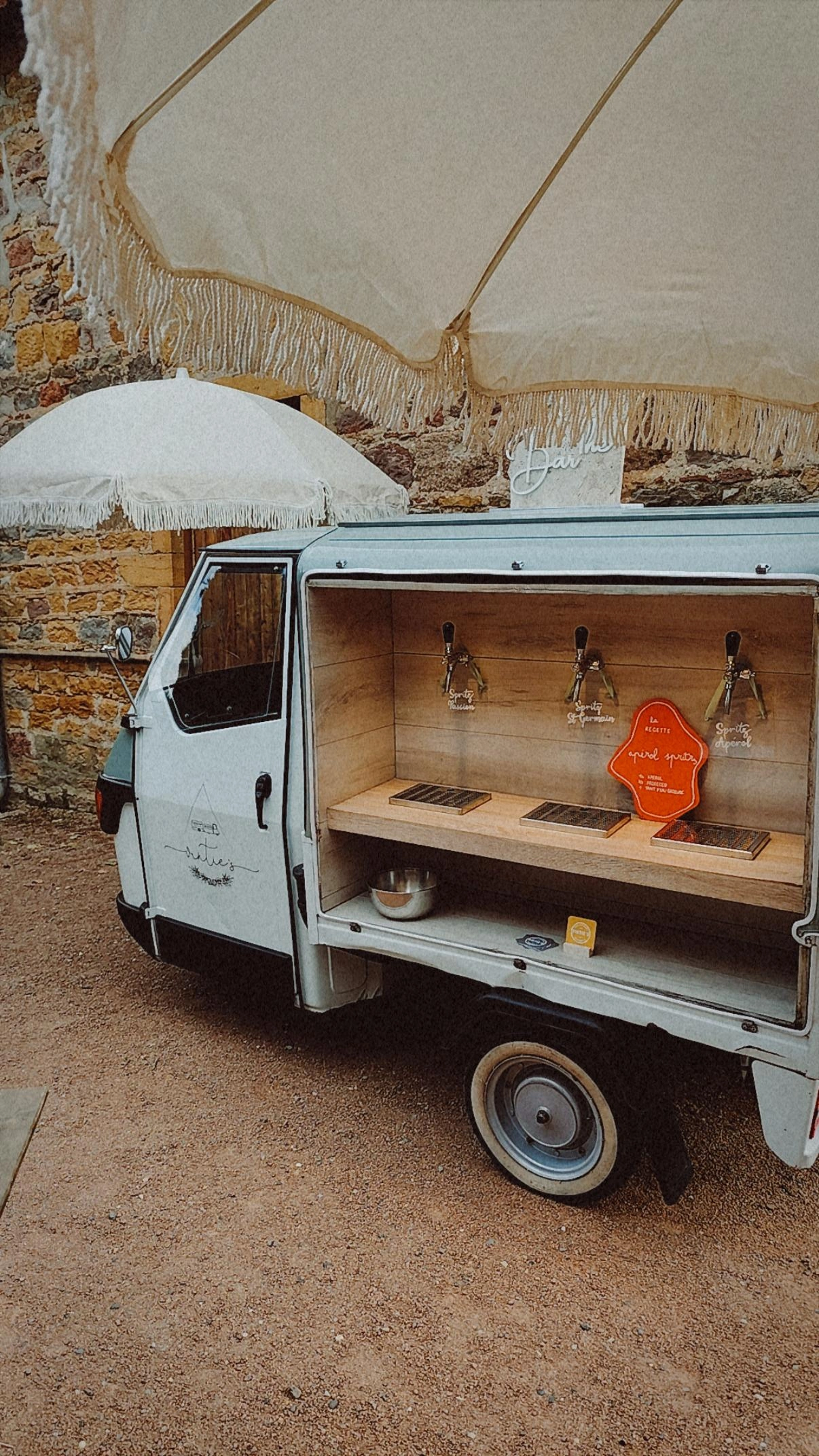 Bar à spritz mobile en triporteur, trois tireuses Aperol sureau et passion