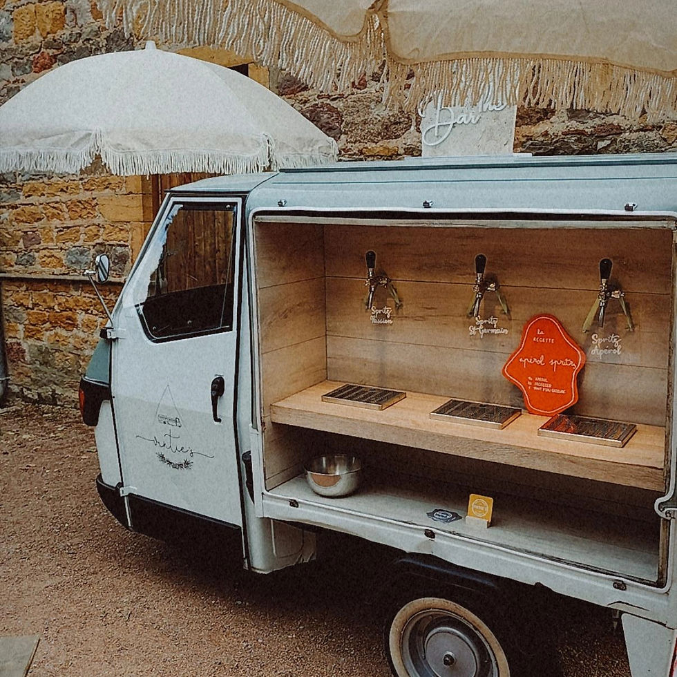 Triporteur bar à spritz Vintie's avec trois becs à la tireuse dans un domaine de mariage